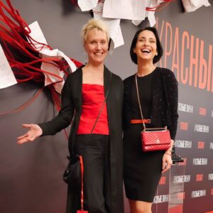 Tatiana Yakhina Instagram - Вчера с @jenjenhappy были на премьере сериала "Красные линии", в кинотеатре Художественный, 
по приглашению @start.ru 💫
Замечательный был вечер!
Спасибо  @kukunya4ever ❤️

Фото @ugolphoto
@temerinatemerina

#красныелинии #старт #евгенияахременко #артисткаяхина #сериалкрасныелинии #свежийсериал #смотринастарте