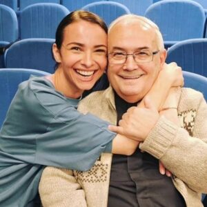 Tatiana Yakhina Instagram - Мой Мастер - моё человеческое и актёрское счастье!
Спасибо,  Господи и дай Бог здоровья 🙏

Народный Артист, Профессор, 
Всеволод Николаевич Шиловский. 
Вот уже 15 лет, это родной мне человек. 
На его глазах расту я, растут мои дети, это счастье 💙

📷 @vikt0riya.parx0menk0

#мойучитель #моймастер #шиловский #вншиловский #всеволодниколаевичшиловский #всеволодниколаевич
#театрстудияшиловского #театр #готовимспектакль #артисткаяхина #обожаю #люблю