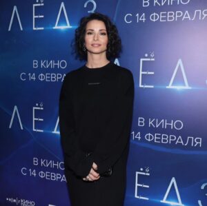 Tatiana Yakhina Instagram - Вчера состоялась премьера долгожданного 
"Льда 3"@led3film
Не знаю, как вы, а я очень ждала. Для меня это самые трепетные и эмоциональные и добрые фильмы отечественного кинематографа. 
Я стабильно рыдаю и смеюсь на каждом из них)

От души поздравляю всех причастных! 
@artpictures.ru
@vodorod_production
@nmgkinoprokat
@art_pictures_motion
Это так здорово!

И сегодня, в День Всех Влюбленных картина вышла на большие экраны🤍
Скорее хватайте любимых и в кино!❄️

Фото @iliazolkin спасибо большое за фото, Илюша🤍

#премьера #кинотеатроктябрь #лёд3 #артисткаяхина #агникино #классноекино #деньвсехвлюбленных