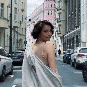 Tatiana Yakhina Instagram - Погуляли с Кристиной @photo.nikikris поснимали🤍

И напоминание себе о том, что я superwoman 🌟

Напомни и ты себе 💛

#город #Москва #патриаршиепруды #фотосессия #артисткаяхина #татьянаяхина #актриса #женщина #человек #люблю #благодарю #благодарювселенную #напоминаниесебе #напомнюсебеатозабываю