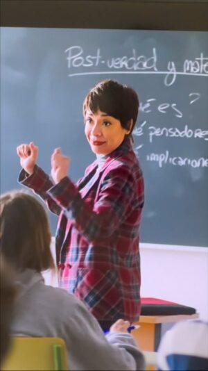 Tatiana Astengo Instagram - La serie española NI UNA MÁS a tan solo 2 días de estrenada en @netflix @netflixlat @netflixes ya consiguió el 1er lugar de las series más vistas en España 🇪🇸 México 🇲🇽 y mi Perú 🇵🇪🤩
Es que es una historia tan necesaria que llega como bálsamo para todos los jóvenes que han pasado por algo similar. 
Yo estoy muy orgullosa de formar parte de esta producción. 
Les dejo algunas imágenes de un primer día de rodaje. 🎬
#niunamas 
#actrizperuanaenespaña 
#serie 
#derrasdecamaras
