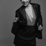Tatiana Astengo Instagram - Yo me bailo. Tu? Desde pequeña bailaba sola frente a un aparador que tenía un espejo. Encendía el toca discos, colocaba un LP según el ánimo y bailaba, por ese entonces no sabía que lo que estaba haciendo era estar conmigo sin dependencia ni necesidad de reconocimiento externo, solo homenajeándome, dejando salir las emociones, digiriendo otras, catarsis, amor propio. Baila el mundo, baila la vida, baila tu día, baila tu ser. Gracias querido @giuseppefalla por captar ese momento que estaba teniendo conmigo 💚📷 Gracias 💄 @paintedbyale por tu natural maquillaje 🤩