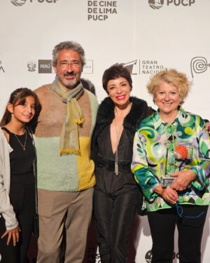 Tatiana Astengo Instagram - La fiesta del cine de Lima me trae a estas maravillosas personas que en su momento me acogieron con mucho amor y generosidad en España. Esther y Joaquin, dos grandes de la cinematografía española. Ella la mano derecha de Almodóvar y él fotógrafo de mi primera película en España. 
Compañer@s y amig@s que disfrutamos del séptimo arte y es un placer vernos cada año ✨
Larga vida al cine 🎬