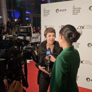 Tatiana Astengo Instagram - La fiesta del cine de Lima me trae a estas maravillosas personas que en su momento me acogieron con mucho amor y generosidad en España. Esther y Joaquin, dos grandes de la cinematografía española. Ella la mano derecha de Almodóvar y él fotógrafo de mi primera película en España. 
Compañer@s y amig@s que disfrutamos del séptimo arte y es un placer vernos cada año ✨
Larga vida al cine 🎬