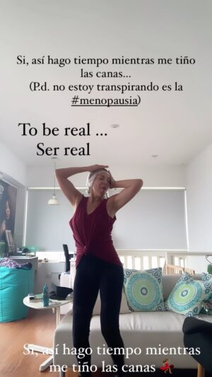 Tatiana Astengo Instagram - To be real (SER REAL)

La realidad es así.. 
yo con mi bolsa biodegradable del supermercado y la camiseta vieja para manchas, haciendo tiempo mientras me tiño las canas… y no, no estoy transpirando por el baile, no, a eso se le llama #menopausia …pero lo bailado nadie me lo quita 💃🏽🤩😎

#cosasdemujeres 
#menopausesupport 
#menopausiafeliz 
#menopausiaenequilibrio