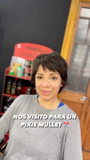 Tatiana Astengo Instagram - PIXIE MULLET💥
Esta vez @tatianaastengob nos visitó para realizarle un Pixie Mullet el corte más aclamado por todo nuestro público ✂️

Recuerda puedes reservar tu cita al DM o a nuestro WhatsApp 📲

#cortedecabello #cambiodelook #pixiecut #mullet #peluqueria #barberia #cortedecabellomujer #cortefeminino #barberiasconencanto #barberiasdelmundo