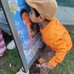 Tatiana Astengo Instagram - Jose Luis Aguilar Yucra (20 años) Retornaba después del trabajo a su casa cerca al aeropuerto de Ayacucho cuando al asomar la cabeza por una esquina recibió un impacto de bala en el cráneo. Su muerte fue instantánea. Jose Luis no participaba de la marcha, padre de un niño de 2 añitos! Esa es la tragedia como bien dice @rosamariapalacios.pe detrás de todo este despropósito hay seres humanos, familias, niños, huérfanos… Aquí se trata del derecho a la vida! Este joven ayacuchano ya había sido víctima del conflicto armado, primero mataron a su madre y los militares desaparecieron a su hermano y hace un año otro militar le quita la vida. A su niño solo le queda besar la fotografía de José Luis 🥹 (ver foto) la pareja de José Luis, Mariela Pablo, me escribió ayer vía X ( Twitter) para contarme que esta barbarie vestida de política le arrebató su único sustento y la posibilidad que su hijo creciera al lado de su padre. Esto no es justo! Morir así no es justo y menos sabiendo que se trataron de órdenes de parte de quienes deberían protegernos! Acabaron con sus sueños y le quitaron el abrazo de su padre a un niño. #nosfaltan50 #dequecolorsontusmuertos @mariocolan @cnddhhperu @larca.meicap #niolvidoniperdon dequecolorsontusmuertos.pe