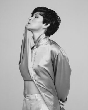 Tatiana Maslany Instagram - Eats, shirts & leaves 📸: @catielaffoon 🖤 styling: @tarzinichols hair: @creightonbowman makeup: @kimbermakeup