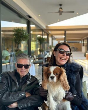 Tatiana Stefanidou Instagram - Καλημέρα και καλό σκ σε όλους! Αγκαλιά με το πιο χαϊδεμένο παιδι 🐶 της @katko_styles που θέλει μόνο τη μαμά του. Η pic από τη φωτογράφο της παρέας @christygef 🤎#dogsofinstagram #cavalierkingcharlesspaniel