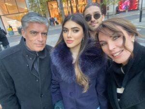 Tatiana Stefanidou Instagram - Family reunion! Τους κάναμε μια μεγάλη ζεστή αγκαλιά και περιμένουμε τώρα τα Χριστούγεννα! #london