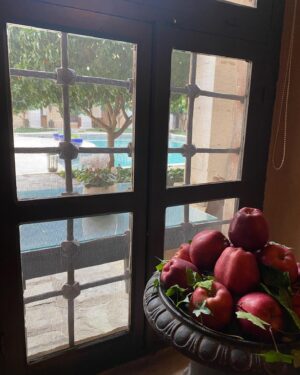 Tatiana Stefanidou Instagram - To ξενοδοχείο #imarethotel  είναι ένα ιστορικό μνημείο που ξεκίνησε να χτίζεται το 1813 και ολοκληρώθηκε το 1840 με έξοδα του Οθωμανού στρατηγού Μωχάμετ Άλι στην #καβαλα 
Αργότερα προστέθηκαν τα γραφεία διοίκησης δίπλα στο οικοτροφείο και την ιερατική σχολή. Η Καβάλα οφείλει αυτό το κόσμημα στην Άννα Μισσιριάν που το 1990 γοητευμένη από την ιστορία του ετοιμόρροπου τότε κτιρίου, πάλεψε έξι χρόνια με τον οργανισμό βακουφίων Αιγύπτου, στον οποίο ανήκει το κτίριο, προκειμένου να το αναστηλώσει, φωτίζοντας ένα σημαντικό κομμάτι της σύγχρονης ελληνικής ιστορίας. #greece #kavala