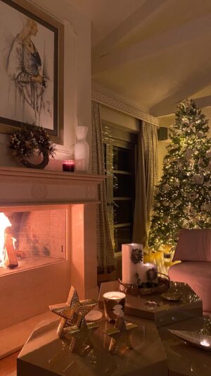 Tatiana Stefanidou Instagram - It’s beginning to look a lot like Christmas! #christmas #christmastree #christmasdecor #christmasdecorations #whiteandgold