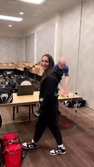 Tatiana Suarez Instagram - Follow this step by step guide to see if your gloves are the perfect fit! 

😂😂😂😂

#mma #wmma #instagood #ufc