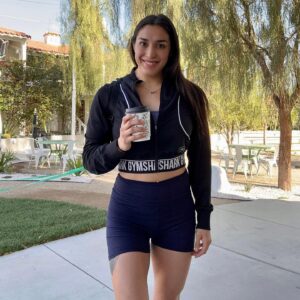 Tatiana Suarez Instagram - Enjoying this warm Vegas weather and hot coffee before it’s scorching hot 🥵 and I switch to iced coffee 🙌🏽

#mma #ufc #wmma #coffee #vegas