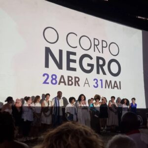 Tatiana Tiburcio Instagram - Ontem foi dia de @id_br um prêmio muito importante para o povo negro mas eu não tinha como estar lá porque ontem tbm aconteceu um evento muito especial: a pré estreia do longa DIÁLOGOS COM RUTH DE SOUZA de Juliana Vicente @julianavicente.br . O filme conta a trajetória da minha querida amiga Ruthinha. Uma das maiores atrizes do cinema, teatro e TV do Brasil cuja trajetória não recebe os holofotes merecidos não só pelo talento incontestável mas pela gigantesca contribuição para abertura de caminhos para as atrizes negras desse pais. Se hj eu sou atriz foi por conta dos meus olhos terem cruzado os olhos de Ruth numa cena do filme Sinhá Moça quando eu tinha uns onze, doze anos. Uns 15 ou 20 anos depois me encontrei com Ruth em minha primeira novela (curiosamente, Sinhá Moça) e a partir daí ela se tornou minha melhor amiga, estando presente nos momentos mais significativos da minha caminhada pessoal e profissional. No meu casamento,  no nascimento do meu filho,  na minha separação... rla sempre estava lá pra mim e eu pra ela... então ontem eu não podia estar em outro lugar senão ali de frente para o Teatro Municipal do Rio de Janeiro onde ela brilhou com o Teatro Experimental do Negro e onde me despedi de seu corpo em seu velório. Ontem um filme me passou na cabeça enquanto assistia o longa naquele lugar tão emblemático.  Passei muito mal o dia todo... acho q meu emocional estava gritando. Mas no final da projeção, depois de abraçar a Ju, de encontrar meu mestre, amigo, pai, @hiltoncobra Cobrinha percebi q meu mal estar foi embora com minhas lágrimas de saudade e deu espaço para um gigantesco sentimento de gratidão,  esperança e amor por aquela q me inspirou a ser a atriz q sou hj. Minha amiga... minha Ruthinha... como eu te amo!
Parabéns Ju Vicente e @ornellas.dani por terem eternizado no veículo q ela mais amava sua brilhante trajetória. 
Foi uma noite mágica de encontros, reencontros e mais uma vez despedida da minha Ruthinha... t amo pra sempre...❤️

DIÁLOGOS COM RUTH DE SOUZA a partir de hj nos cinemas do Brasil