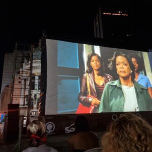 Tatiana Tiburcio Instagram - Ontem foi dia de @id_br um prêmio muito importante para o povo negro mas eu não tinha como estar lá porque ontem tbm aconteceu um evento muito especial: a pré estreia do longa DIÁLOGOS COM RUTH DE SOUZA de Juliana Vicente @julianavicente.br . O filme conta a trajetória da minha querida amiga Ruthinha. Uma das maiores atrizes do cinema, teatro e TV do Brasil cuja trajetória não recebe os holofotes merecidos não só pelo talento incontestável mas pela gigantesca contribuição para abertura de caminhos para as atrizes negras desse pais. Se hj eu sou atriz foi por conta dos meus olhos terem cruzado os olhos de Ruth numa cena do filme Sinhá Moça quando eu tinha uns onze, doze anos. Uns 15 ou 20 anos depois me encontrei com Ruth em minha primeira novela (curiosamente, Sinhá Moça) e a partir daí ela se tornou minha melhor amiga, estando presente nos momentos mais significativos da minha caminhada pessoal e profissional. No meu casamento,  no nascimento do meu filho,  na minha separação... rla sempre estava lá pra mim e eu pra ela... então ontem eu não podia estar em outro lugar senão ali de frente para o Teatro Municipal do Rio de Janeiro onde ela brilhou com o Teatro Experimental do Negro e onde me despedi de seu corpo em seu velório. Ontem um filme me passou na cabeça enquanto assistia o longa naquele lugar tão emblemático.  Passei muito mal o dia todo... acho q meu emocional estava gritando. Mas no final da projeção, depois de abraçar a Ju, de encontrar meu mestre, amigo, pai, @hiltoncobra Cobrinha percebi q meu mal estar foi embora com minhas lágrimas de saudade e deu espaço para um gigantesco sentimento de gratidão,  esperança e amor por aquela q me inspirou a ser a atriz q sou hj. Minha amiga... minha Ruthinha... como eu te amo!
Parabéns Ju Vicente e @ornellas.dani por terem eternizado no veículo q ela mais amava sua brilhante trajetória. 
Foi uma noite mágica de encontros, reencontros e mais uma vez despedida da minha Ruthinha... t amo pra sempre...❤️

DIÁLOGOS COM RUTH DE SOUZA a partir de hj nos cinemas do Brasil