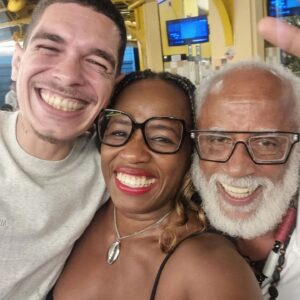 Tatiana Tiburcio Instagram - Ontem foi dia de @id_br um prêmio muito importante para o povo negro mas eu não tinha como estar lá porque ontem tbm aconteceu um evento muito especial: a pré estreia do longa DIÁLOGOS COM RUTH DE SOUZA de Juliana Vicente @julianavicente.br . O filme conta a trajetória da minha querida amiga Ruthinha. Uma das maiores atrizes do cinema, teatro e TV do Brasil cuja trajetória não recebe os holofotes merecidos não só pelo talento incontestável mas pela gigantesca contribuição para abertura de caminhos para as atrizes negras desse pais. Se hj eu sou atriz foi por conta dos meus olhos terem cruzado os olhos de Ruth numa cena do filme Sinhá Moça quando eu tinha uns onze, doze anos. Uns 15 ou 20 anos depois me encontrei com Ruth em minha primeira novela (curiosamente, Sinhá Moça) e a partir daí ela se tornou minha melhor amiga, estando presente nos momentos mais significativos da minha caminhada pessoal e profissional. No meu casamento,  no nascimento do meu filho,  na minha separação... rla sempre estava lá pra mim e eu pra ela... então ontem eu não podia estar em outro lugar senão ali de frente para o Teatro Municipal do Rio de Janeiro onde ela brilhou com o Teatro Experimental do Negro e onde me despedi de seu corpo em seu velório. Ontem um filme me passou na cabeça enquanto assistia o longa naquele lugar tão emblemático.  Passei muito mal o dia todo... acho q meu emocional estava gritando. Mas no final da projeção, depois de abraçar a Ju, de encontrar meu mestre, amigo, pai, @hiltoncobra Cobrinha percebi q meu mal estar foi embora com minhas lágrimas de saudade e deu espaço para um gigantesco sentimento de gratidão,  esperança e amor por aquela q me inspirou a ser a atriz q sou hj. Minha amiga... minha Ruthinha... como eu te amo!
Parabéns Ju Vicente e @ornellas.dani por terem eternizado no veículo q ela mais amava sua brilhante trajetória. 
Foi uma noite mágica de encontros, reencontros e mais uma vez despedida da minha Ruthinha... t amo pra sempre...❤️

DIÁLOGOS COM RUTH DE SOUZA a partir de hj nos cinemas do Brasil