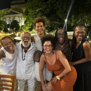 Tatiana Tiburcio Instagram - Ontem foi dia de @id_br um prêmio muito importante para o povo negro mas eu não tinha como estar lá porque ontem tbm aconteceu um evento muito especial: a pré estreia do longa DIÁLOGOS COM RUTH DE SOUZA de Juliana Vicente @julianavicente.br . O filme conta a trajetória da minha querida amiga Ruthinha. Uma das maiores atrizes do cinema, teatro e TV do Brasil cuja trajetória não recebe os holofotes merecidos não só pelo talento incontestável mas pela gigantesca contribuição para abertura de caminhos para as atrizes negras desse pais. Se hj eu sou atriz foi por conta dos meus olhos terem cruzado os olhos de Ruth numa cena do filme Sinhá Moça quando eu tinha uns onze, doze anos. Uns 15 ou 20 anos depois me encontrei com Ruth em minha primeira novela (curiosamente, Sinhá Moça) e a partir daí ela se tornou minha melhor amiga, estando presente nos momentos mais significativos da minha caminhada pessoal e profissional. No meu casamento,  no nascimento do meu filho,  na minha separação... rla sempre estava lá pra mim e eu pra ela... então ontem eu não podia estar em outro lugar senão ali de frente para o Teatro Municipal do Rio de Janeiro onde ela brilhou com o Teatro Experimental do Negro e onde me despedi de seu corpo em seu velório. Ontem um filme me passou na cabeça enquanto assistia o longa naquele lugar tão emblemático.  Passei muito mal o dia todo... acho q meu emocional estava gritando. Mas no final da projeção, depois de abraçar a Ju, de encontrar meu mestre, amigo, pai, @hiltoncobra Cobrinha percebi q meu mal estar foi embora com minhas lágrimas de saudade e deu espaço para um gigantesco sentimento de gratidão,  esperança e amor por aquela q me inspirou a ser a atriz q sou hj. Minha amiga... minha Ruthinha... como eu te amo!
Parabéns Ju Vicente e @ornellas.dani por terem eternizado no veículo q ela mais amava sua brilhante trajetória. 
Foi uma noite mágica de encontros, reencontros e mais uma vez despedida da minha Ruthinha... t amo pra sempre...❤️

DIÁLOGOS COM RUTH DE SOUZA a partir de hj nos cinemas do Brasil