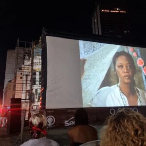 Tatiana Tiburcio Instagram - Ontem foi dia de @id_br um prêmio muito importante para o povo negro mas eu não tinha como estar lá porque ontem tbm aconteceu um evento muito especial: a pré estreia do longa DIÁLOGOS COM RUTH DE SOUZA de Juliana Vicente @julianavicente.br . O filme conta a trajetória da minha querida amiga Ruthinha. Uma das maiores atrizes do cinema, teatro e TV do Brasil cuja trajetória não recebe os holofotes merecidos não só pelo talento incontestável mas pela gigantesca contribuição para abertura de caminhos para as atrizes negras desse pais. Se hj eu sou atriz foi por conta dos meus olhos terem cruzado os olhos de Ruth numa cena do filme Sinhá Moça quando eu tinha uns onze, doze anos. Uns 15 ou 20 anos depois me encontrei com Ruth em minha primeira novela (curiosamente, Sinhá Moça) e a partir daí ela se tornou minha melhor amiga, estando presente nos momentos mais significativos da minha caminhada pessoal e profissional. No meu casamento,  no nascimento do meu filho,  na minha separação... rla sempre estava lá pra mim e eu pra ela... então ontem eu não podia estar em outro lugar senão ali de frente para o Teatro Municipal do Rio de Janeiro onde ela brilhou com o Teatro Experimental do Negro e onde me despedi de seu corpo em seu velório. Ontem um filme me passou na cabeça enquanto assistia o longa naquele lugar tão emblemático.  Passei muito mal o dia todo... acho q meu emocional estava gritando. Mas no final da projeção, depois de abraçar a Ju, de encontrar meu mestre, amigo, pai, @hiltoncobra Cobrinha percebi q meu mal estar foi embora com minhas lágrimas de saudade e deu espaço para um gigantesco sentimento de gratidão,  esperança e amor por aquela q me inspirou a ser a atriz q sou hj. Minha amiga... minha Ruthinha... como eu te amo!
Parabéns Ju Vicente e @ornellas.dani por terem eternizado no veículo q ela mais amava sua brilhante trajetória. 
Foi uma noite mágica de encontros, reencontros e mais uma vez despedida da minha Ruthinha... t amo pra sempre...❤️

DIÁLOGOS COM RUTH DE SOUZA a partir de hj nos cinemas do Brasil