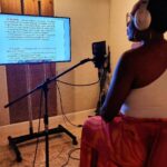Tatiana Tiburcio Instagram - Tem sido finais de semana emocionantes. Nas folgas da filmagens da série PASSINHO - O RITMO DOS SONHOS @disneyplusbr estou em um projeto lindo de audiobook com direção da @daniela_thomas_ e as queridas Mari e Ju e com o apoio luxuoso do Gustavo Ferreira @gustafsant Muito feliz!!!! Obrigada pela parceria e confiança 😘😘😘😘
