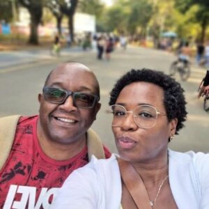 Tatiana Tiburcio Instagram - E bem no meio da minha festa de aniversário ele partiu... aos 53 anos de idade. Meu tio Valdo. Elivaldo. Valdinho.  Foi tudo tão rápido... na semana anterior me ligaram dizendo q ele foi internado as pressas na UTI. Corri pra São Paulo no mesmo instante com meu primo e meu tio mais velho e vivemos dias enlouquecedores. Pensei em cancelar a festa. Os amigos e minha mãe não deixaram. Uma montanha russa de emoções. Não dormimos direito, nos desdobrados em mil pra tentar fazer tudo o q podíamos para vc ficar com a gente mas os planos de Deus foram outros. Melhores pra vc, com certeza... mas triste, muito triste pra nós. Sinto muito não ter atendido quando vc ligou... não ter respondido aquele direct com música q vc achou q eu ia gostar ou não ter te dado o tanto de atenção q vc queria... vc tava sempre presente. Em todos os meus espetáculos e estreias q vc podia. Falava de nós, seus sobrinhos com tanto orgulho e admiração... era quem mantinha o elo da família vivo. Parecia ter 15 anos de idade. Um menino... com seus defeitos, manhas e chatices, mas muito amado. A vida é mesmo surpreendente... vc foi embora no dia do meu aniversário... no meio da minha festa, no momento em que comemoravamos a vida ela tbm se findava. E até nisso a espiritualidade foi generosa porque me permitiu estar cercada de amigos, amor e afeto no momento q eu mais precisava.
Q sua passagem seja tranquila.  Q vovô e vovó te recebam de braços abertos e q quando eu tiver velhinha vc esteja lá pra me receber tbm. Porque eu quero viver muito por vc e por todos q amo porque apesar desses momentos difíceis a vida sempre vale a pena de ser vivida.
Viva a vc meu amor. Viva a vida!!! Até um dia...