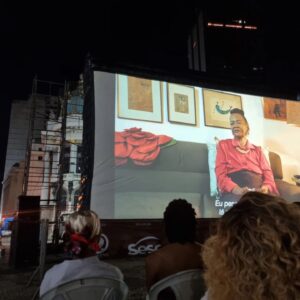 Tatiana Tiburcio Instagram - Ontem foi dia de @id_br um prêmio muito importante para o povo negro mas eu não tinha como estar lá porque ontem tbm aconteceu um evento muito especial: a pré estreia do longa DIÁLOGOS COM RUTH DE SOUZA de Juliana Vicente @julianavicente.br . O filme conta a trajetória da minha querida amiga Ruthinha. Uma das maiores atrizes do cinema, teatro e TV do Brasil cuja trajetória não recebe os holofotes merecidos não só pelo talento incontestável mas pela gigantesca contribuição para abertura de caminhos para as atrizes negras desse pais. Se hj eu sou atriz foi por conta dos meus olhos terem cruzado os olhos de Ruth numa cena do filme Sinhá Moça quando eu tinha uns onze, doze anos. Uns 15 ou 20 anos depois me encontrei com Ruth em minha primeira novela (curiosamente, Sinhá Moça) e a partir daí ela se tornou minha melhor amiga, estando presente nos momentos mais significativos da minha caminhada pessoal e profissional. No meu casamento,  no nascimento do meu filho,  na minha separação... rla sempre estava lá pra mim e eu pra ela... então ontem eu não podia estar em outro lugar senão ali de frente para o Teatro Municipal do Rio de Janeiro onde ela brilhou com o Teatro Experimental do Negro e onde me despedi de seu corpo em seu velório. Ontem um filme me passou na cabeça enquanto assistia o longa naquele lugar tão emblemático.  Passei muito mal o dia todo... acho q meu emocional estava gritando. Mas no final da projeção, depois de abraçar a Ju, de encontrar meu mestre, amigo, pai, @hiltoncobra Cobrinha percebi q meu mal estar foi embora com minhas lágrimas de saudade e deu espaço para um gigantesco sentimento de gratidão,  esperança e amor por aquela q me inspirou a ser a atriz q sou hj. Minha amiga... minha Ruthinha... como eu te amo!
Parabéns Ju Vicente e @ornellas.dani por terem eternizado no veículo q ela mais amava sua brilhante trajetória. 
Foi uma noite mágica de encontros, reencontros e mais uma vez despedida da minha Ruthinha... t amo pra sempre...❤️

DIÁLOGOS COM RUTH DE SOUZA a partir de hj nos cinemas do Brasil