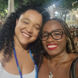 Tatiana Tiburcio Instagram - Ontem foi dia de @id_br um prêmio muito importante para o povo negro mas eu não tinha como estar lá porque ontem tbm aconteceu um evento muito especial: a pré estreia do longa DIÁLOGOS COM RUTH DE SOUZA de Juliana Vicente @julianavicente.br . O filme conta a trajetória da minha querida amiga Ruthinha. Uma das maiores atrizes do cinema, teatro e TV do Brasil cuja trajetória não recebe os holofotes merecidos não só pelo talento incontestável mas pela gigantesca contribuição para abertura de caminhos para as atrizes negras desse pais. Se hj eu sou atriz foi por conta dos meus olhos terem cruzado os olhos de Ruth numa cena do filme Sinhá Moça quando eu tinha uns onze, doze anos. Uns 15 ou 20 anos depois me encontrei com Ruth em minha primeira novela (curiosamente, Sinhá Moça) e a partir daí ela se tornou minha melhor amiga, estando presente nos momentos mais significativos da minha caminhada pessoal e profissional. No meu casamento,  no nascimento do meu filho,  na minha separação... rla sempre estava lá pra mim e eu pra ela... então ontem eu não podia estar em outro lugar senão ali de frente para o Teatro Municipal do Rio de Janeiro onde ela brilhou com o Teatro Experimental do Negro e onde me despedi de seu corpo em seu velório. Ontem um filme me passou na cabeça enquanto assistia o longa naquele lugar tão emblemático.  Passei muito mal o dia todo... acho q meu emocional estava gritando. Mas no final da projeção, depois de abraçar a Ju, de encontrar meu mestre, amigo, pai, @hiltoncobra Cobrinha percebi q meu mal estar foi embora com minhas lágrimas de saudade e deu espaço para um gigantesco sentimento de gratidão,  esperança e amor por aquela q me inspirou a ser a atriz q sou hj. Minha amiga... minha Ruthinha... como eu te amo!
Parabéns Ju Vicente e @ornellas.dani por terem eternizado no veículo q ela mais amava sua brilhante trajetória. 
Foi uma noite mágica de encontros, reencontros e mais uma vez despedida da minha Ruthinha... t amo pra sempre...❤️

DIÁLOGOS COM RUTH DE SOUZA a partir de hj nos cinemas do Brasil