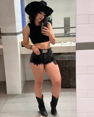 Tatum McCann Instagram - I’d say get you somebody who can do both…but let’s be honest

This is the exact same vibe just in different locations 😂🖤

On a fully different note…Venmo in bio if you wanna help out ya girl on her way to Nationals 😛 we’re #5weeksout

#womenwhoweightlift #blackismyhappycolor #yallternative #yeeyeemo #strongisbeautiful #trainwithtatumtots #tatumtotstatumsquats