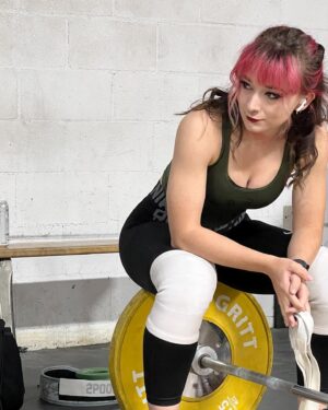 Tatum McCann Instagram - Fragile like a bomb 💣 

#trainwithtatumtots #tatumtotstatumsquats #womenwhoweightlift #weightlifting #olympiclifting #strongisbeautiful