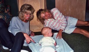 Tatum O'Neal Instagram - Happy birthday @farrahfawcettfn 🎂
Thank you for bringing my little brother into this world. 💞