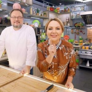 Tatyana Morozova Instagram - Мои хорошие, подключайтесь к нам — сегодня готовим русские  блюда к новогоднему столу!

Программа «Самый вкусный день» на канале ТВЦ, каждую субботу в 10:00 😘🧡