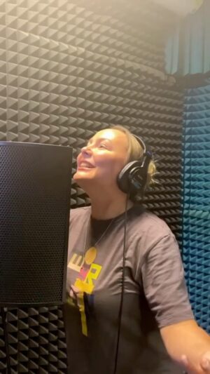 Tatyana Morozova Instagram - Мечты детства исполняются! 
Я говорила прежде, что  озвучиваю маму Нону в мультсериале «Кошечки-собачки»☺️

А вот непосредственно процесс закулисья, сейчас записываем новогодние выпуски, нужно успеть все подготовить вовремя🙌

Поделитесь, персонажа из какого мультфильма вы бы с радостью озвучили?)
