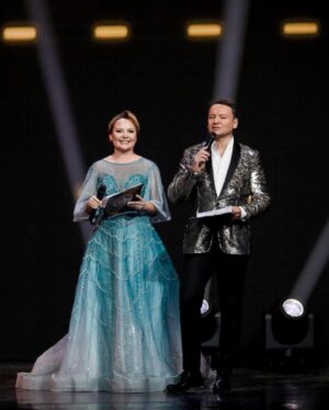 Tatyana Morozova Instagram - Это было абсолютно незабываемо! Я в этот вечер своего деда мороза нашла, но он ещё думает 😂😂😂 

Спасибо моему соведущему  @oleshkoaleksandr — настоящий профессионал! Было приятно и легко поработать вместе :)

Платье: @boutique_orchideya

Украшение: @esperance_boutique