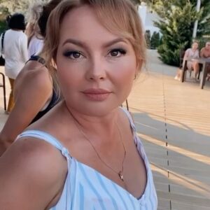 Tatyana Morozova Instagram - Чем по правде артисты занимаются на съемках: ругаются и смотрят на красивых мужчин😎😂🤣

А что вы делаете на работе?)