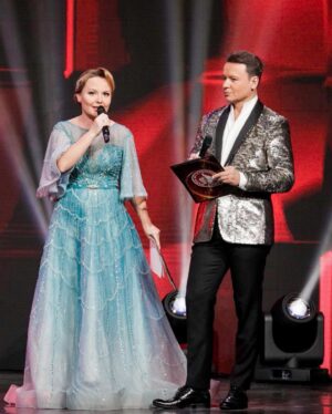 Tatyana Morozova Instagram - Это было абсолютно незабываемо! Я в этот вечер своего деда мороза нашла, но он ещё думает 😂😂😂 

Спасибо моему соведущему  @oleshkoaleksandr — настоящий профессионал! Было приятно и легко поработать вместе :)

Платье: @boutique_orchideya

Украшение: @esperance_boutique