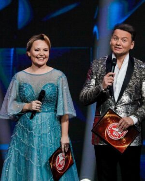 Tatyana Morozova Instagram - Это было абсолютно незабываемо! Я в этот вечер своего деда мороза нашла, но он ещё думает 😂😂😂 

Спасибо моему соведущему  @oleshkoaleksandr — настоящий профессионал! Было приятно и легко поработать вместе :)

Платье: @boutique_orchideya

Украшение: @esperance_boutique