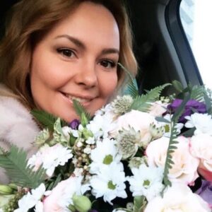 Tatyana Morozova Instagram - Мои хорошие, сегодня в эфир выходит передача «Мой герой»  со мной и писателем Татьяной Устиновой, у нас получился очень интересный выпуск!

Подключайтесь к каналу ТВЦ в 13.40 по Москве. Жду всех🧡