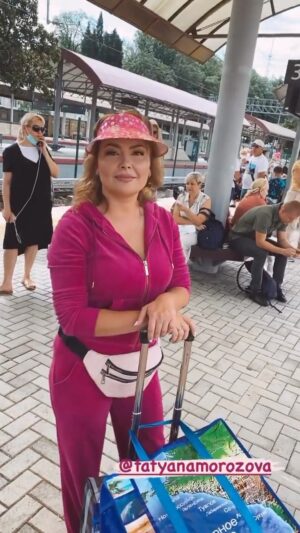 Tatyana Morozova Instagram - Пирожки, беляши, кукуруза,  мороженое...между рейсами автобусов и поездов до Сочи😂🤣

Незабываемое время! Я очень люблю на поездах кататься и с улыбкой вспоминаю как много лет назад покупала что-нибудь перекусить на платформах)) 
Правда, всегда на свой страх и риск😆🤣🤣