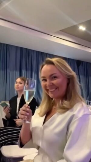Tatyana Morozova Instagram - Да? 😂🥂 #пятница #люблю