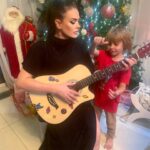 Tatyana Tereshina Instagram - Жизнь это сосуществование прошлого ,будущего посредством «нынешнего». Я б когда-то бежала, бежала, а теперь я просто иду и мне нравится ,что я теперь не хочу бежать.. скоро побегут мои дети со всей страстью и жаждой первенства.. а я остановлюсь вообще чтоб усилить контрастом своей статики их движение.. 🎄🙏🏼. Всем радости спокойной и нужной. С Новым годом! 🥳🎄