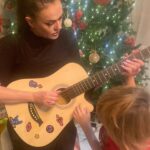 Tatyana Tereshina Instagram - Жизнь это сосуществование прошлого ,будущего посредством «нынешнего». Я б когда-то бежала, бежала, а теперь я просто иду и мне нравится ,что я теперь не хочу бежать.. скоро побегут мои дети со всей страстью и жаждой первенства.. а я остановлюсь вообще чтоб усилить контрастом своей статики их движение.. 🎄🙏🏼. Всем радости спокойной и нужной. С Новым годом! 🥳🎄