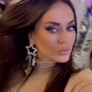 Tatyana Tereshina Instagram - Не выдержала. Напишу. Очень клевый фильм « Слово пацана». Сегодня посмотрела последнюю серию. Проплакалась. Актеры главных ролей просто невероятные. Наконец-то красивые  новые лица. Мой краш Рузиль Минекаев. @ruzil.minekaev 😍 Матерь Божья, какой же он талантливый… просто невероятный, невозможно налюбоваться его филигранной актерской игрой. Я  получается фанатка🙄☺️🥰. Лео это просто наш Бред Питт @leon_kemstach .  @n.kologrivyy  класснючий характерный актер.. тоже открыла его для себя . Этот осипший тембр голоса, курносый нос.. круть , огнище,🥰
Бурунов @sergeyburunovofficial , Янковский  @ivanfilippovich и сам Жора Крыжовников конечно мастодонты 👍🏽 СПАСИБО!!!
теперь и я  #хочувкино 😍