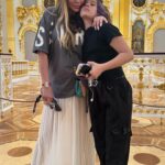 Tatyana Tereshina Instagram - Я была и в музее Уффици, В Орсе, Лувре, в Ватикане , в княжестве Монако, в Третьяковке, Пушкинском, но не была в Эрмитаже… никогда до… У меня были разные невероятные предыстории связанные с ним. Например я пела в составе гр. Hi-Fi на Дворцовой площади , концерт был для города, потом там же я была на а концерте Мадонны. Оба события невероятные… но сейчас Эрмитаж на меня произвел такое-то особенно-сумасшедшее впечатление. Я не думала что меня так сильно меня растревожит.. У меня накатывались слезы несколько раз. От величия, красоты и я осознала как сильно я скучала.. ведь многие картины я проходила когда училась рисовать на истории искусств, а тут они, настоящие передо мной. Вообще мы посмотрели наверное меньше половины. Думаю и 1/3 не посмотрели тк у дочери устали ноги… и я понимаю , что в 10 лет много информации … Теперь у меня есть цель. Я хочу полететь на 3 дня и все три дня ходить в Эрмитаж. Летом так и сделаю.. А еще, глядя на все в таком количестве и масштабе ( я про роспись и размах дворцов) я усомнилась , что это делали люди… это что-то нечеловечески возвышенно! Может и правда другая расса жила.. может и правда мы это просто программа и земля плоская?)🤭🤣