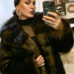 Tatyana Tereshina Instagram - Эко мысли эко шубы!🌆 @shubka.irk.new магазин модной верхней одежды. Шубки из эко меха премиального качества. В наличии огромный ассортимент эко шуб, шуб из натурального меха, дубленки. Коричневая шубка - эко Соболь, производство Пятигорск. Эко шиншилла шубка трансформер 3 длины изделия и 2 длины рукава.