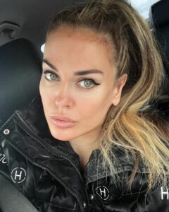 Tatyana Tereshina Instagram - Такую низкосчистотную ересь пишут люди под постами о Крокусе, включая мой. Я даже удалять не буду. Пусть это будет стеной позора примитивно мыслящих людей. Мне жаль всех людей мирных невинно пострадавших из любых стран. А пишу я посты про свою страну, я тут живу, жила, влюблялась, рожала детей, строила карьеру.. я люблю все что с ней связано… . Я являюсь ее частью , более того я сама неоднократно ходила в Крокус Сити Холл. Выступала и посещала премии и концерты.. это очень близкое мне место. Все кто желает простым мирным людям зла и злорадствует сейчас, поверьте, вы завязываете на себе кармический узел , делая плохо не тем несчастным погибщим , а себе и своему потомству. Глядя на эту ярость в сообщениях я понимаю одно. Человечество не поменяется видимо никогда. Более 20 лет назад жила в Москве в районе Дубровка, неподалеку от « Норд Оста».. проезжала даже оцепление.. адовое чувство… прошло года 23… и все те же чувства… И никакой надежды , что мир изменится. Все те же войны, все та же « гонка вооружений»… 💔