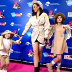 Tatyana Tereshina Instagram - Какой-то невероятный очень запоминающийся сегодня день . День когда я впервые выступила сразу с обоими своими детишками на сцене Кремлевского дворца на премии « Главные герои» канала Карусель. Исполнили мы песенку из мульт сериала « Дино сити». Невероятный номер юных исследователей нам поставили « Непоседы». Какие же вы маленькие умнички !! Все ,все детишки 👏🏼👏🏼Так старались🎈. Всем огромное люблю и спасибо 🩵 . P.s. Само выступление можно увидеть 4 ноября на канале Карусель . 🥰