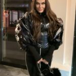 Tatyana Tereshina Instagram - И снова я черная 🐈‍⬛. Перешла кому-то дорогу🤣🤭 Невероятно красивый мини пуховичок от 🖤@demkina_lebedeva 🖤