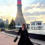 Tatyana Tereshina Instagram - Летящей походкой мы все выходим из этого мая. Сегодня последний день календарной весны. Лето уже в самом разгаре: Я даже загорела, сын сбил себе коленки, дочь искусали комары. Друзья, какие планы на это лето? Я все же хочу сделать персональную выставку своих картин. В мае много всего навалилось, не успела, потом отдых, море, солнце, счастье! 😍