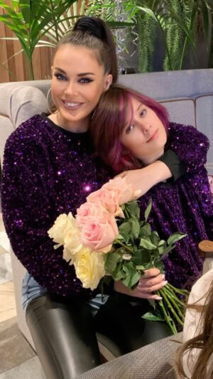 Tatyana Tereshina Instagram - Моей любимой дочке 10! 🥳
 Это такое счастье быть мамой! Первый ребенок это нечто особенное ! 

Спасибо шарикам @nastya_marzipan, вы  великолепно украсили наш праздник ! 🎈🎈🎈🎉
И конечно же спасибо тебе Арис , за повод!)) за рождение!! 🧸
Будь здорова, будь всегда такая веселая, озорная и неугомонная в творчестве, креативе и легкости! Моя любовь  #АРИС ❤️