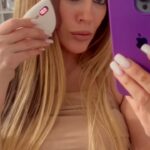 Tatyana Tereshina Instagram - СПА день для себя! 💆🏽‍♀️ Чтобы чувствовать себя женщиной, красивой, легкой, волнующей – я устраиваю себе домашние спа-вечера: выключаю телефон на пару часов, убираю из ванной комнаты все лишнее и расставляю свечи. Это время, посвященное только себе 🫶🏻 Понежиться в горячей ванной с ароматическим молочком для ванны - у него чарующий аромат, устроить детокс для кожи с кофейным скрабом и завершающий этап – питание кожи с помощью баттера с красивым названием «Verbena Passion» 🌸 И самое главное в моем уходе - массаж лица натуральным камнем биан-сибин. Мой любимы массажер Marutaka Shark благодаря термо-прогреву и вибромассажу камень насыщает кожу минералами, моментально снимает отеки, запускает дренаж и повышает тонус. Делает мое лицо скульптурным @marutakaru, который я купила совсем недавно. Для меня очень важна эмоциональная «перезагрузка», и в это время все должно быть идеально: атмосфера, ощущения ❤️